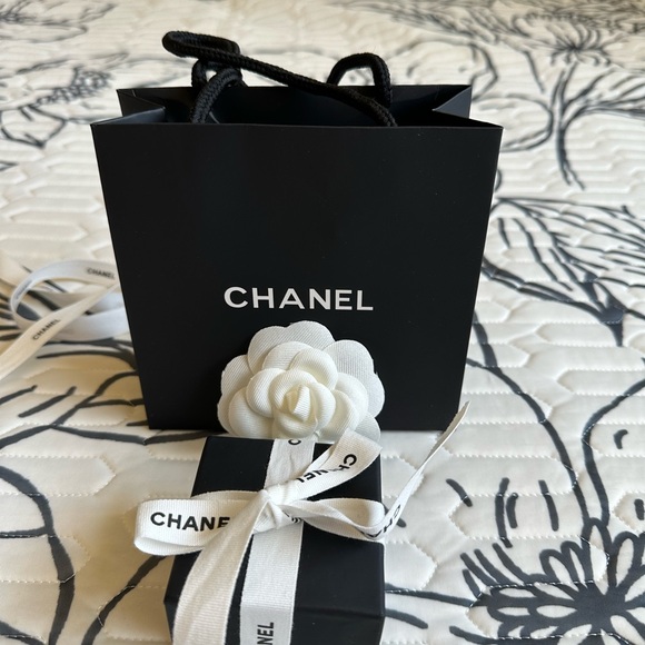 Chanel earrings gift set - Picture 6 of 7